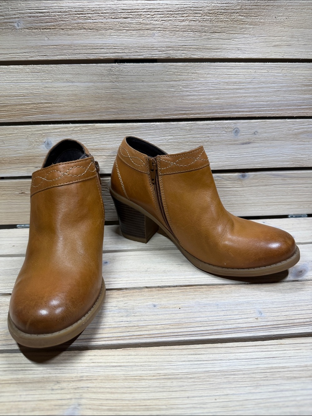 Earth - Women's Lina Austin Notched Heeled Low Cut Leather Bootie